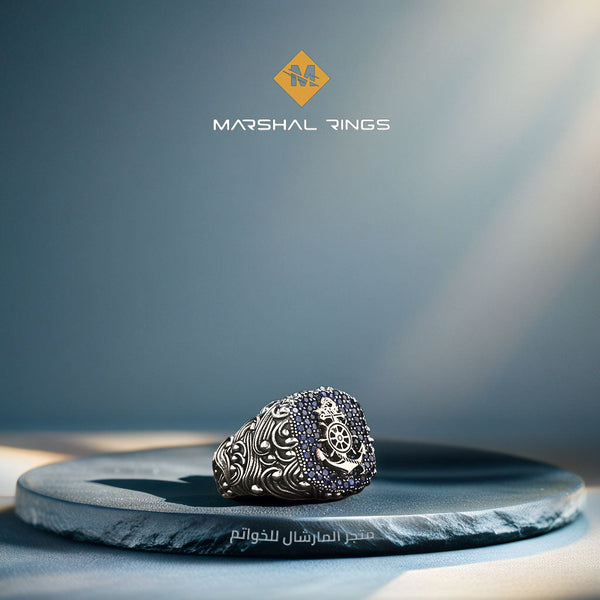 خاتم فضة رجالي 925 مرصع بأحجار صغيرة زرقاء داكنة ومزين برمز المرساة البحري بتفاصيل دقيقة  - متجر المارشال للخواتم الرجالية 1