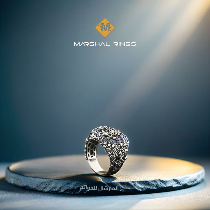 خاتم فضة رجالي 925 مرصع بأحجار صغيرة زرقاء داكنة ومزين برمز المرساة البحري بتفاصيل دقيقة  - متجر المارشال للخواتم الرجالية 2