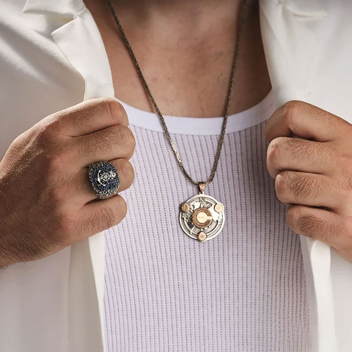 خاتم فضة رجالي 925 مرصع بأحجار صغيرة زرقاء داكنة ومزين برمز المرساة البحري بتفاصيل دقيقة  - متجر المارشال للخواتم الرجالية 3