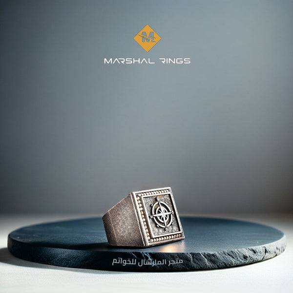 خاتم فضة رجالي 925 مرصع بحجر صغير ضمن إطار مربع على شكل البوصلة - متجر المارشال للخواتم الرجالية 1