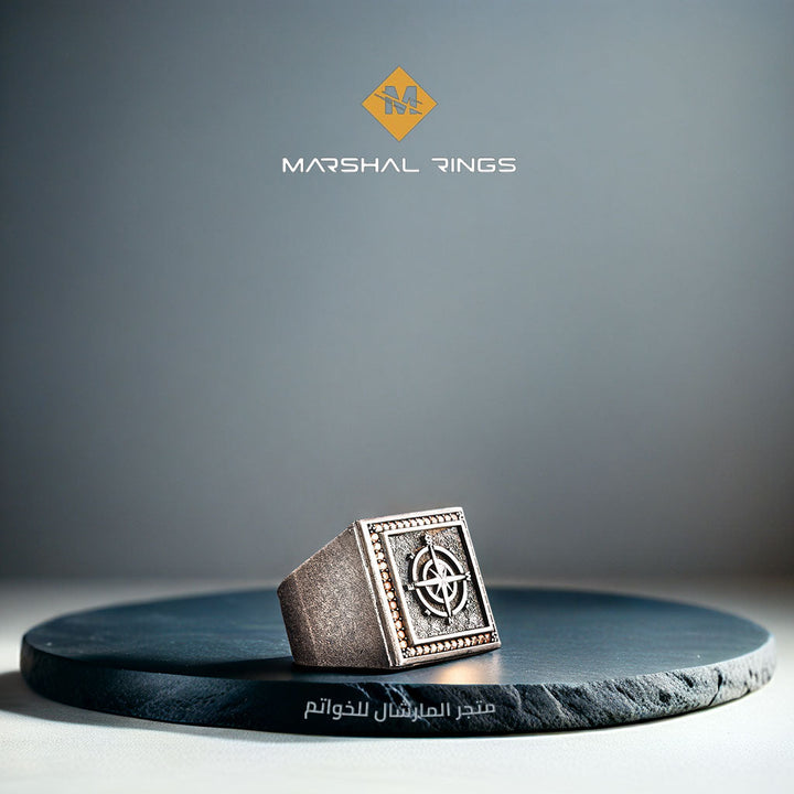 خاتم فضة رجالي 925 مرصع بحجر صغير ضمن إطار مربع على شكل البوصلة - متجر المارشال للخواتم الرجالية 1