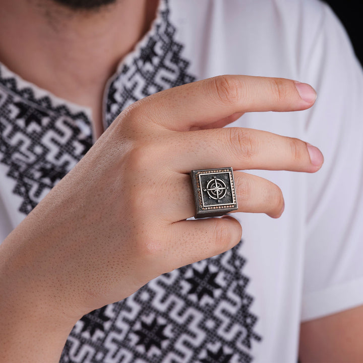 خاتم فضة رجالي 925 مرصع بحجر صغير ضمن إطار مربع على شكل البوصلة - متجر المارشال للخواتم الرجالية 3