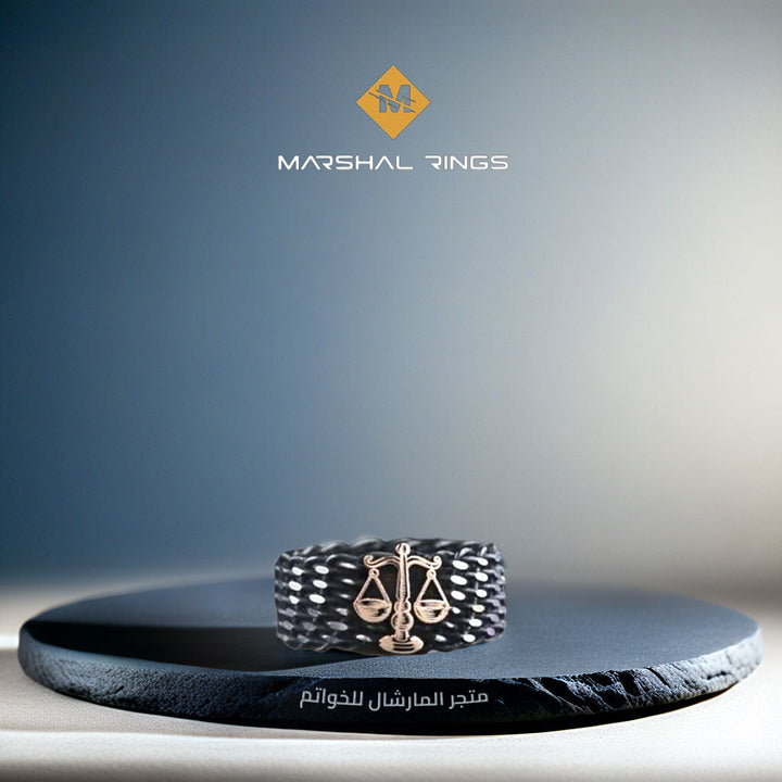 خاتم فضة رجالي 925 مزين بتصميم ميزان العدل الكلاسيكي - متجر المارشال للخواتم الرجالية 2