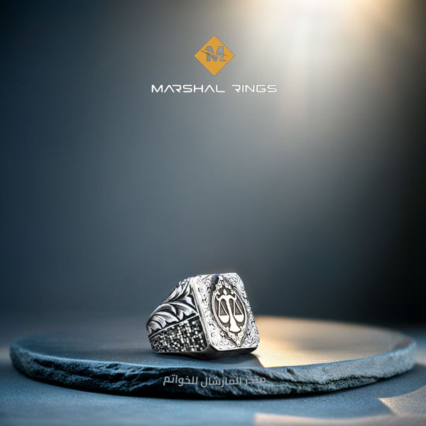 خاتم فضة رجالي 925 مزين بتصميم ميزان العدل متقن الصنع - متجر المارشال للخواتم الرجالية 1