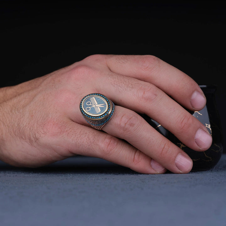 خاتم فضة رجالي 925 مزين بإطار بيضاوي بتصميم مصفف شعر منقوش يدوياً - متجر المارشال للخواتم الرجالية 3