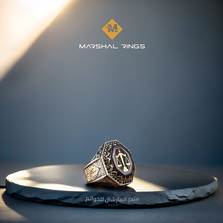 خاتم فضة رجالي 925 مزين بتصميم ميزان العدل الكلاسيكي - متجر المارشال للخواتم الرجالية 1