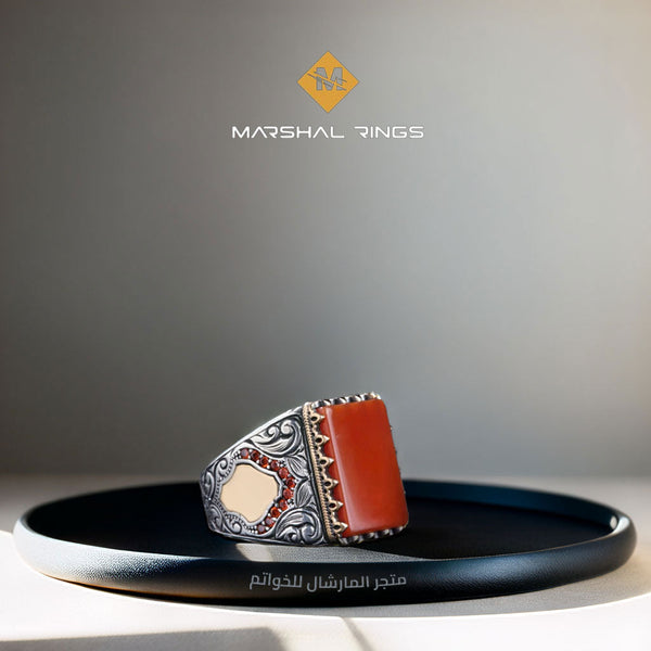 خاتم فضة رجالي 925 مرصع بحجر العقيق ضمن إطار مربع صغير منقوش يدوياً - متجر المارشال للخواتم الرجالية 1