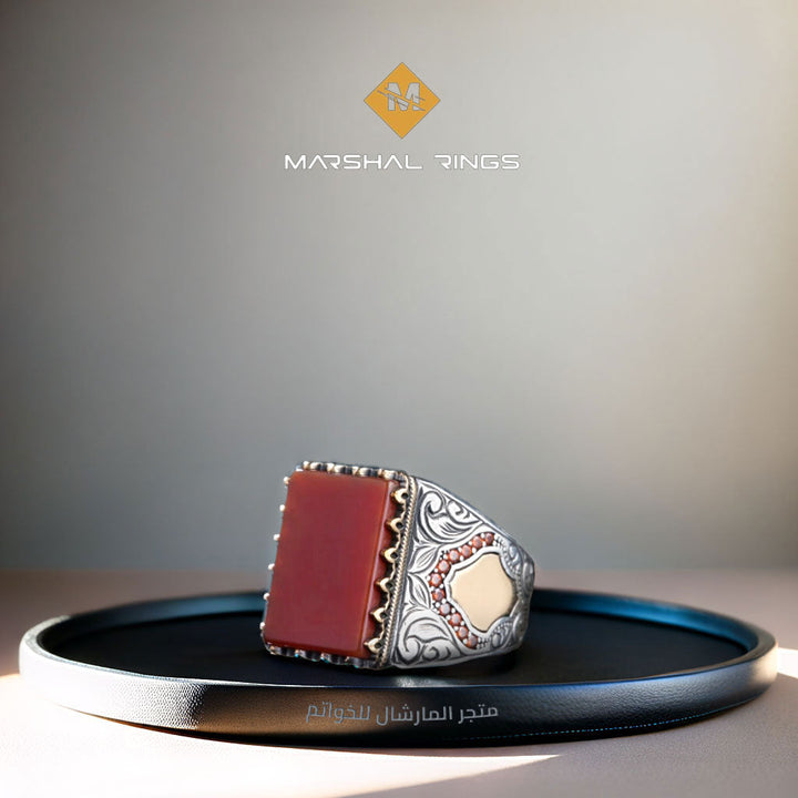 خاتم فضة رجالي 925 مرصع بحجر العقيق ضمن إطار مربع صغير منقوش يدوياً - متجر المارشال للخواتم الرجالية 2