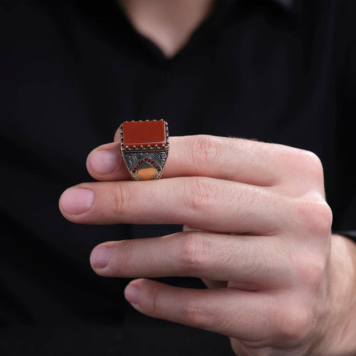 خاتم فضة رجالي 925 مرصع بحجر العقيق ضمن إطار مربع صغير منقوش يدوياً - متجر المارشال للخواتم الرجالية 4