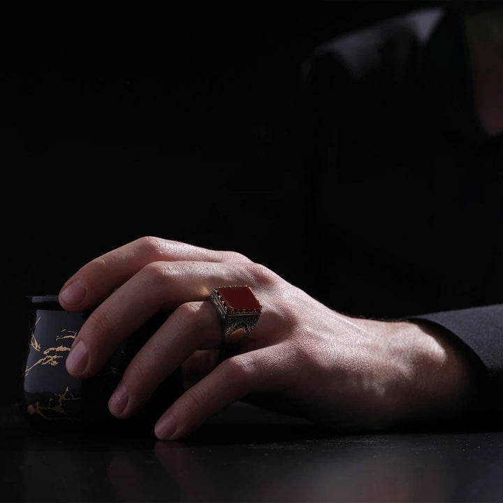 خاتم فضة رجالي 925 مرصع بحجر العقيق ضمن إطار مربع صغير منقوش يدوياً - متجر المارشال للخواتم الرجالية 5
