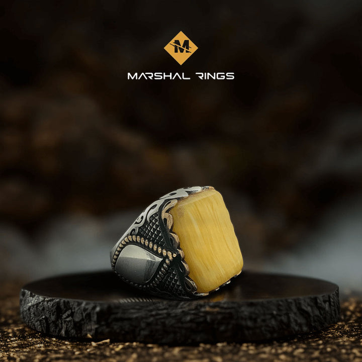 خاتم فضة رجالي 925 مرصع بحجر عنبر أصفر بتصميم هندسي فريد - متجر المارشال للخواتم الرجالية 1