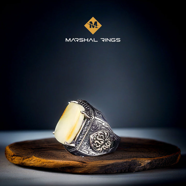 خاتم فضة رجالي 925  كلاسيكي مرصع بحجر عنبر - فخامة وأصالة - متجر المارشال للخواتم الرجالية 1