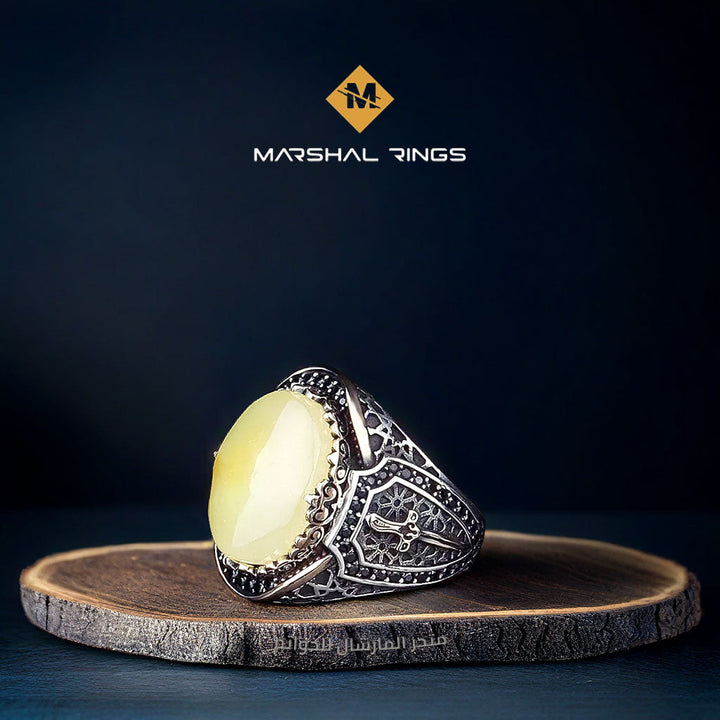 خاتم فضة رجالي 925  مرصع بحجر عنبر أصفر ونقش خنجر - تصميم مميز - متجر المارشال للخواتم الرجالية 1
