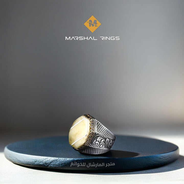 خاتم فضة رجالي 925 مرصع بحجر الكهرمان ضمن تصميم مثمن فاخر - متجر المارشال للخواتم الرجالية 1