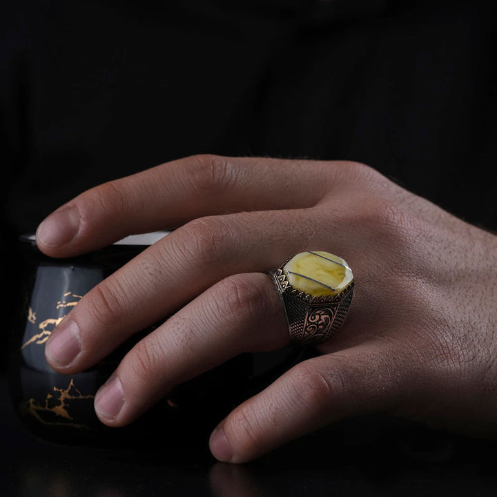 خاتم فضة رجالي 925 مرصع بحجر الكهرمان ضمن تصميم مثمن فاخر - متجر المارشال للخواتم الرجالية 3