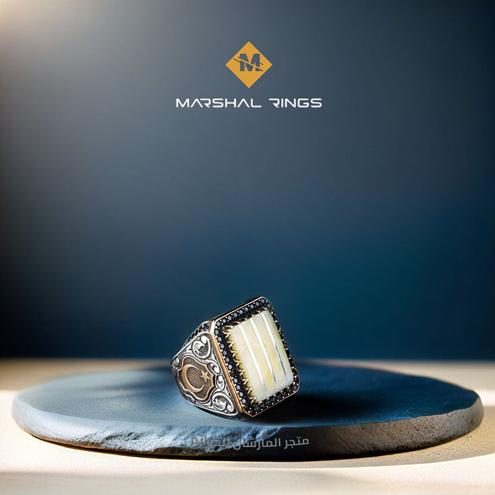 خاتم فضة رجالي 925 مرصع بحجر الكهرمان ضمن تصميم مربع منقوش يدوي - متجر المارشال للخواتم الرجالية 1