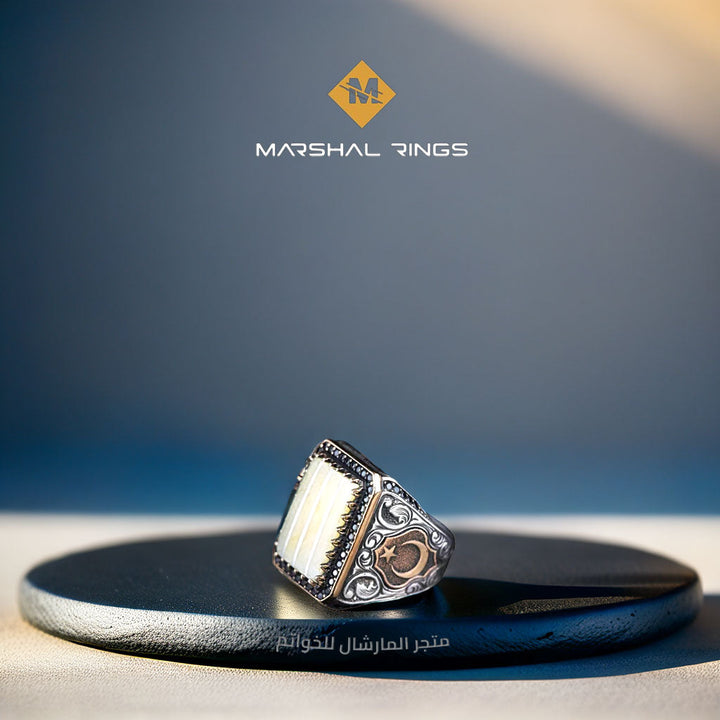 خاتم فضة رجالي 925 مرصع بحجر الكهرمان ضمن تصميم مربع منقوش يدوي - متجر المارشال للخواتم الرجالية 2