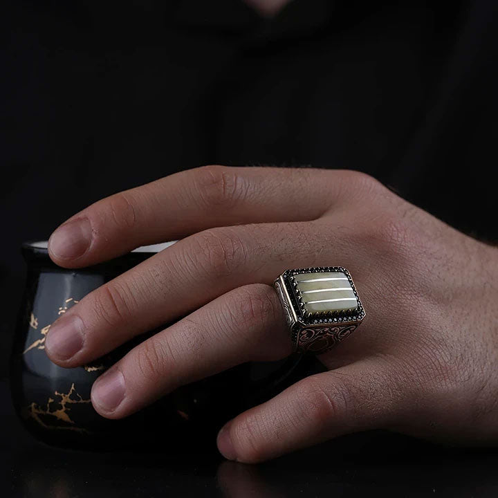 خاتم فضة رجالي 925 مرصع بحجر الكهرمان ضمن تصميم مربع منقوش يدوي - متجر المارشال للخواتم الرجالية 3