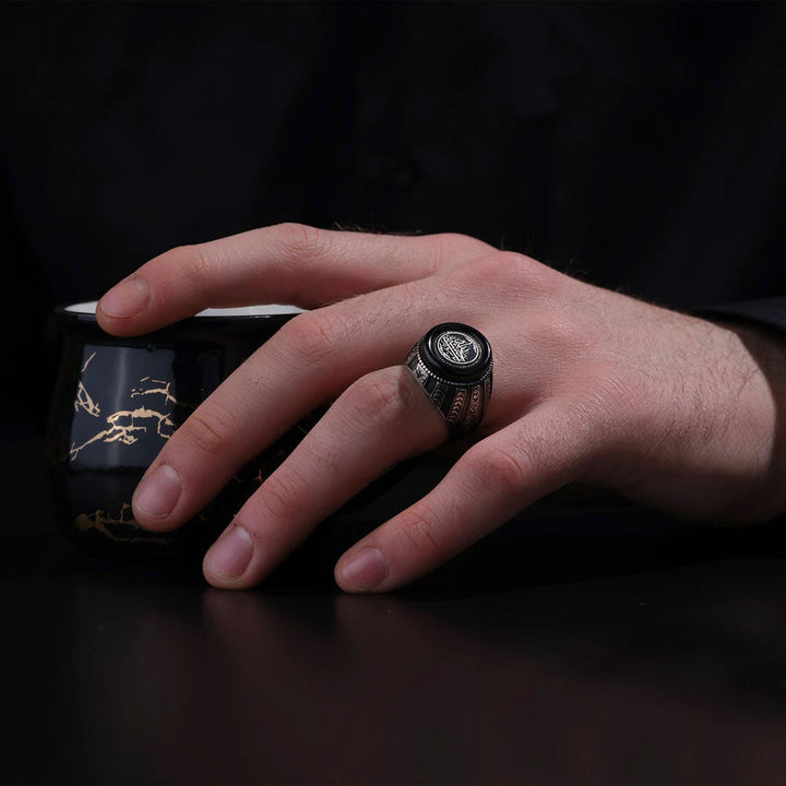 خاتم فضة رجالي 925 منقوش يدوياً بإطار دائري مزين بعبارة "حسبي الله" - متجر المارشال للخواتم الرجالية 3