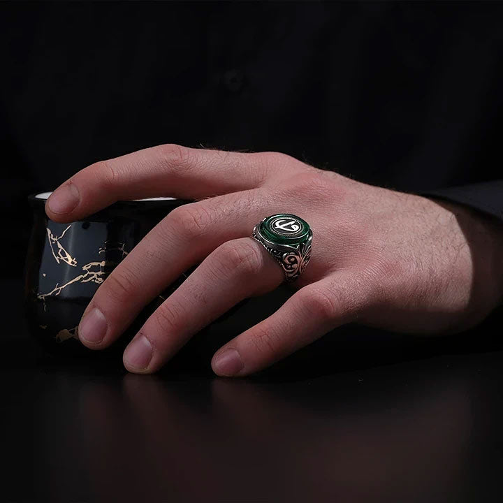 خاتم فضة رجالي 925 منقوش يدوياً بإطار دائري مزين بحرفي ألف والواو - متجر المارشال للخواتم الرجالية 3