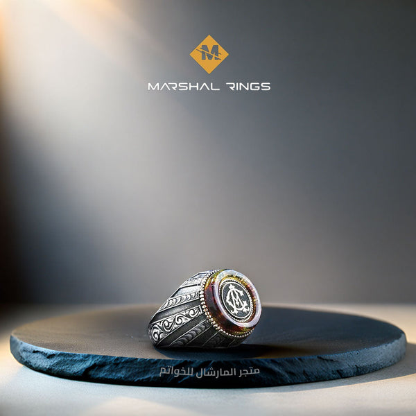 خاتم فضة رجالي 925 بحجر كهرمان مزدوج اللون محفور عليه حرف مميز بتصميم أنيق - متجر المارشال للخواتم الرجالية 1