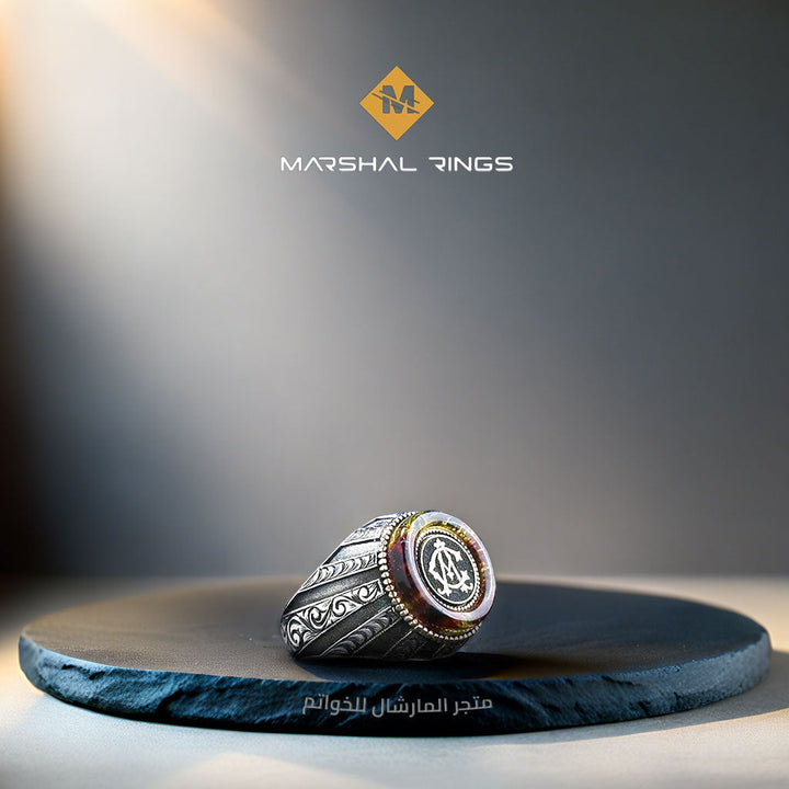 خاتم فضة رجالي 925 بحجر كهرمان مزدوج اللون محفور عليه حرف مميز بتصميم أنيق - متجر المارشال للخواتم الرجالية 1
