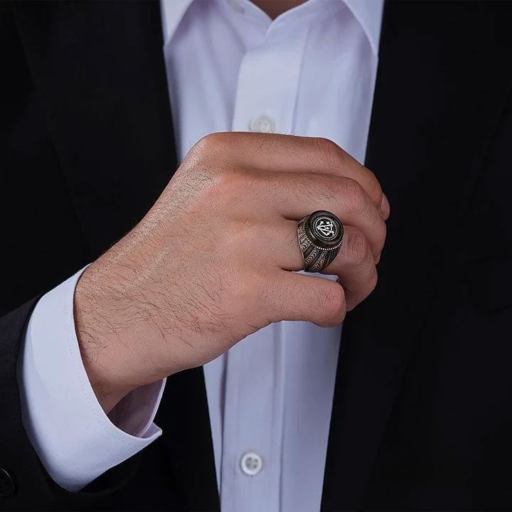 خاتم فضة رجالي 925 بحجر كهرمان مزدوج اللون محفور عليه حرف مميز بتصميم أنيق - متجر المارشال للخواتم الرجالية 3