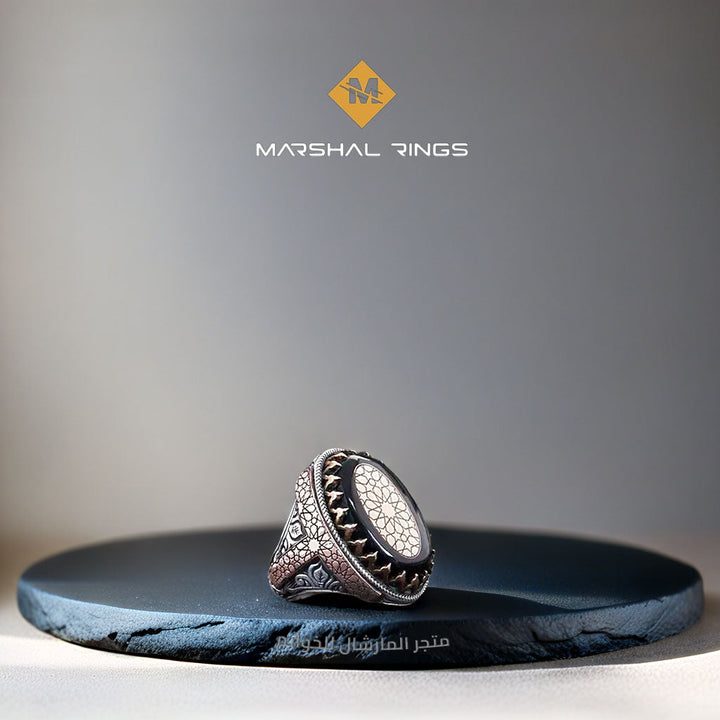 خاتم فضة رجالي 925 مرصع بحجر الكهرمان الأسود مزين بنجمة سلجوقية منقوشة يدويًا - متجر المارشال للخواتم الرجالية 1
