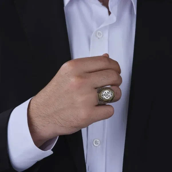 خاتم فضة رجالي 925 مزين بحرف محفور بتصميم أنيق ومتفرد - متجر المارشال للخواتم الرجالية 3