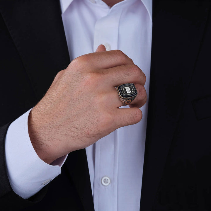 خاتم فضة رجالي 925 مرصع بحجر لامع يحمل نقش "حسبي الله" محفور بإتقان - متجر المارشال للخواتم الرجالية 3
