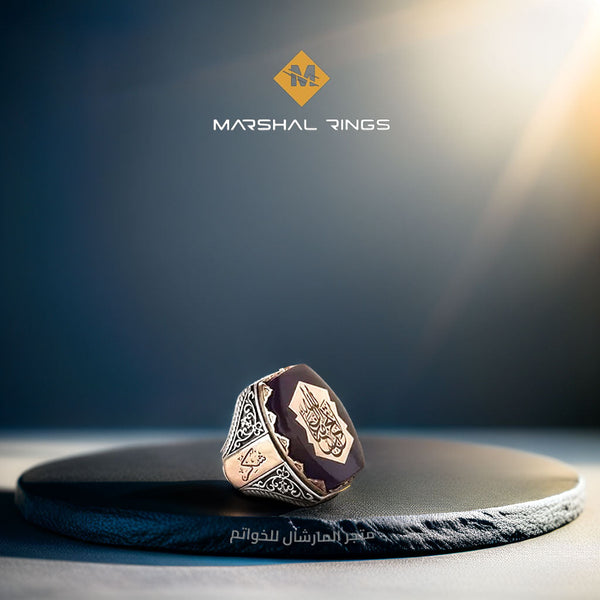 خاتم فضة رجالي 925 مرصع بحجر الكهرمان الأزرق الداكن مزين بعبارة "لا تحزن إن الله معنا" - متجر المارشال للخواتم الرجالية 1