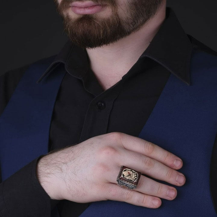 خاتم فضة رجالي 925 مرصع بحجر الكهرمان الأحمر منقوش يدوياً مزين بطغراء عثمانية  - متجر المارشال للخواتم الرجالية 3
