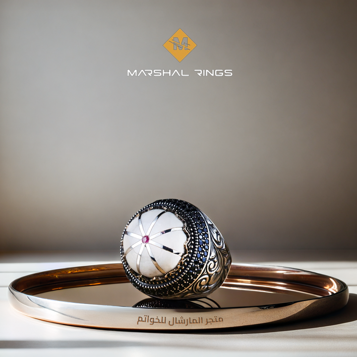 خاتم فضة رجالي 925 منقوش يدوياً بإطار دائري مزين بتصميم فني - متجر المارشال للخواتم الرجالية 1