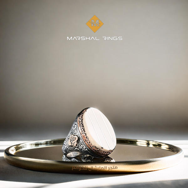 خاتم فضة رجالي 925 مزين بتصميم فخم منقوش يدوياً - متجر المارشال للخواتم الرجالية 1