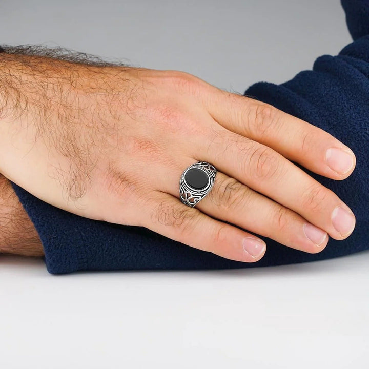 خاتم فضة رجالي  925 مرصع بالأونيكس الأسود بتصميم تراثي - متجر المارشال للخواتم الرجالية 2