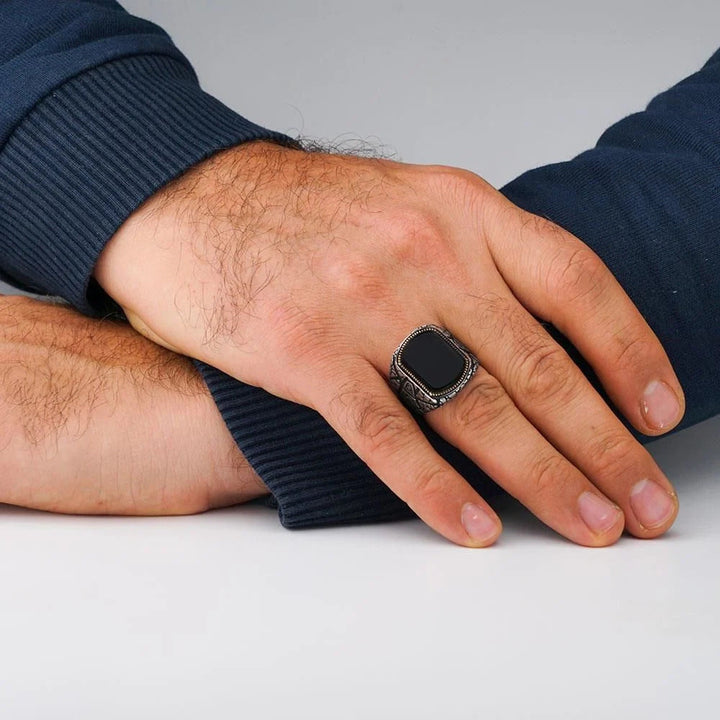 خاتم فضة رجالي  925 مرصع بالأونيكس الأسود بتصميم هندسي فريد - متجر المارشال للخواتم الرجالية 2