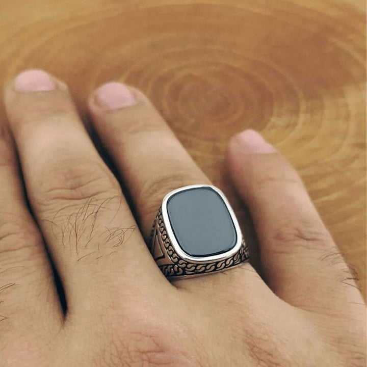 خاتم فضة رجالي عصري بحجر أونيكس أسود  - متجر المارشال للخواتم الرجالية 2