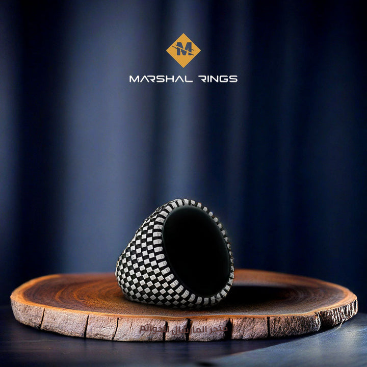 خاتم فضة رجالي بنقش فضي متقن مرصع بحجر أونيكس أسود مستطيل  - متجر المارشال للخواتم الرجالية 1