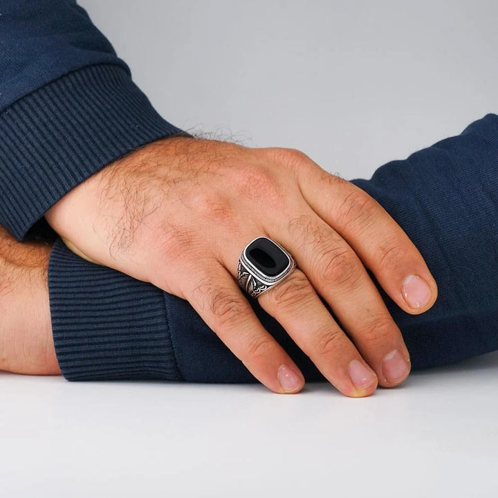 خاتم فضة رجالي  925 مرصع بالأونيكس الأسود بتصميم تراثي فريد - متجر المارشال للخواتم الرجالية 2