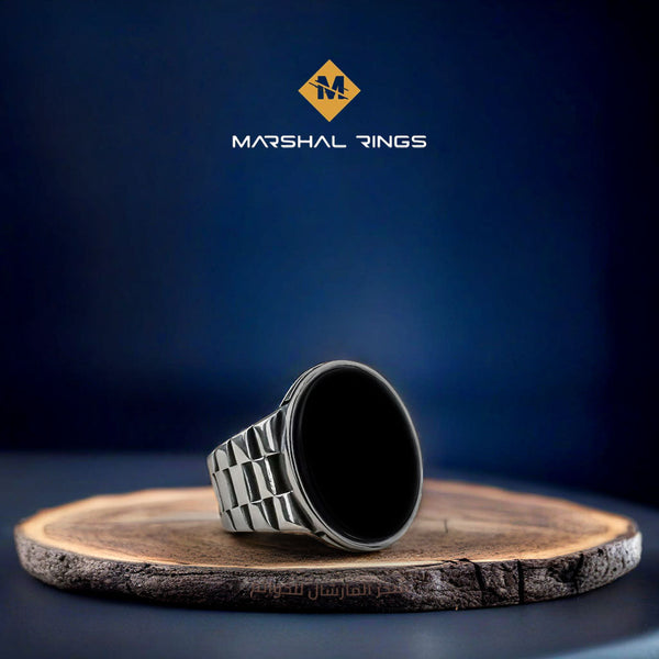 خاتم فضة رجالي 925 بنقش فضي متقن مرصع بحجر أونيكس أسود مستطيل  - متجر المارشال للخواتم الرجالية 1
