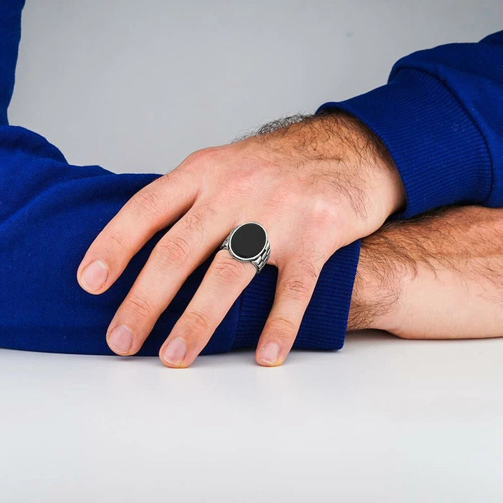 خاتم فضة رجالي 925 بنقش فضي متقن مرصع بحجر أونيكس أسود مستطيل  - متجر المارشال للخواتم الرجالية 2