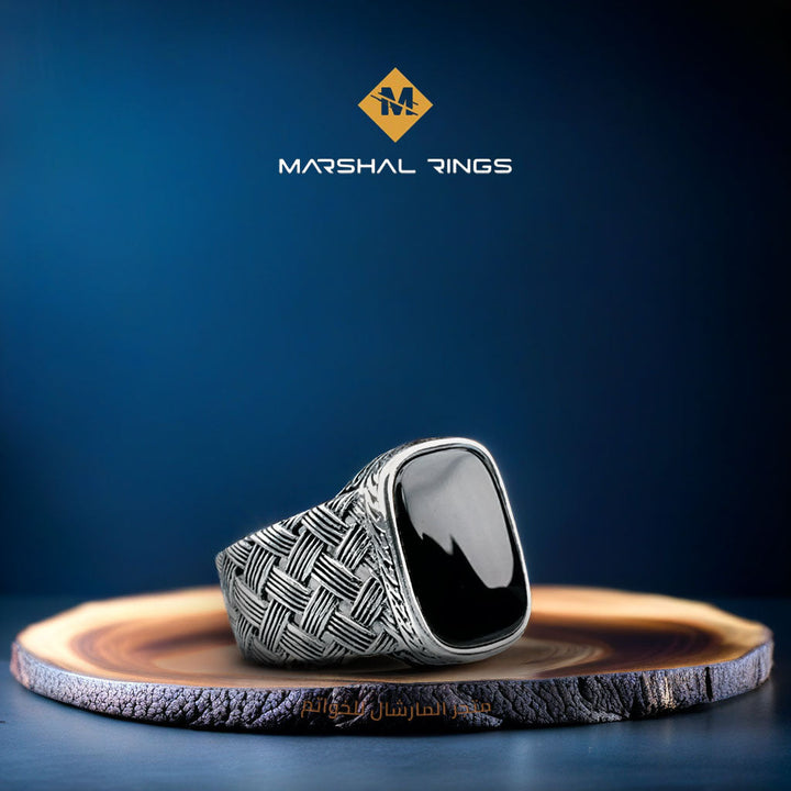 خاتم فضة رجالي بنقش فضي متقن مرصع بحجر أونيكس أسود مستطيل  - متجر المارشال للخواتم الرجالية 1