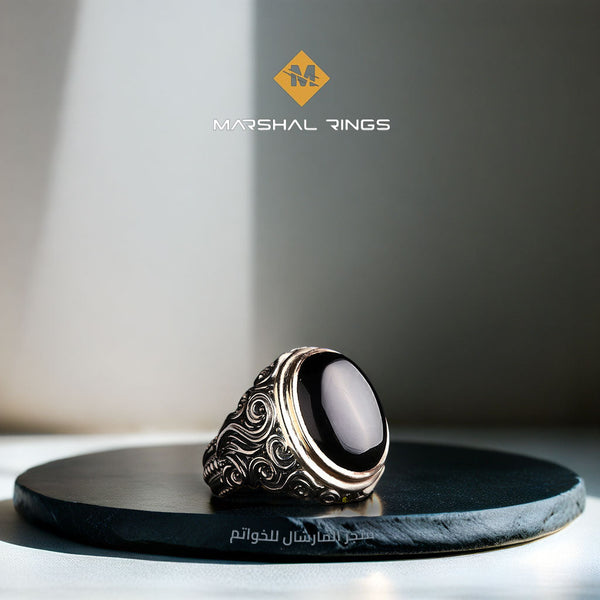 خاتم فضة رجالي 925 مرصع بحجر أسود مزين بإطار بجوانب منقوشة  - متجر المارشال للخواتم الرجالية 1