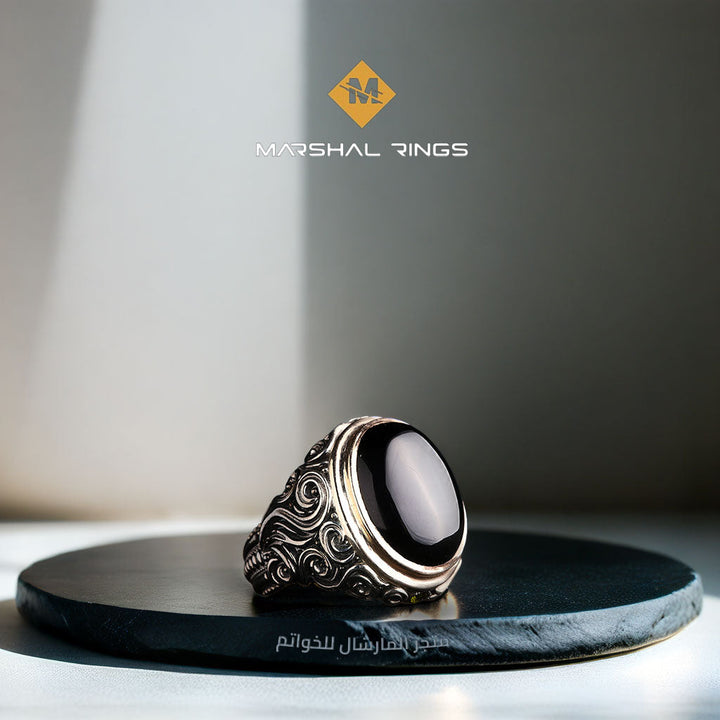خاتم فضة رجالي 925 مرصع بحجر أسود مزين بإطار بجوانب منقوشة  - متجر المارشال للخواتم الرجالية 1