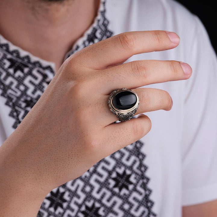 خاتم فضة رجالي 925 مرصع بحجر أسود مزين بإطار بجوانب منقوشة  - متجر المارشال للخواتم الرجالية 2