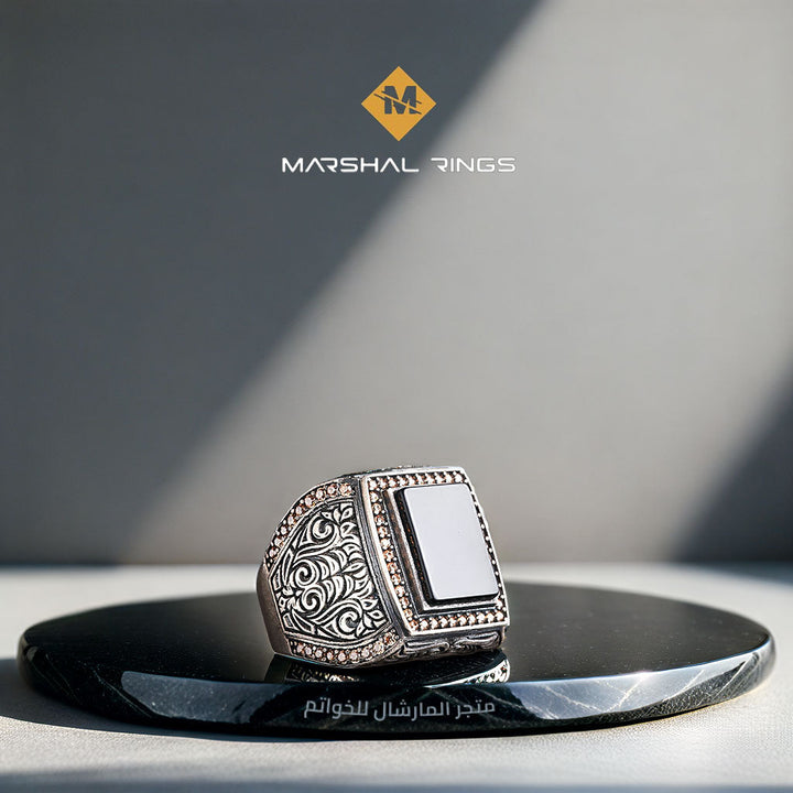 خاتم فضة رجالي 925 مرصع بحجر الأونيكس الأسود مزين بنقش يدوي - متجر المارشال للخواتم الرجالية 1