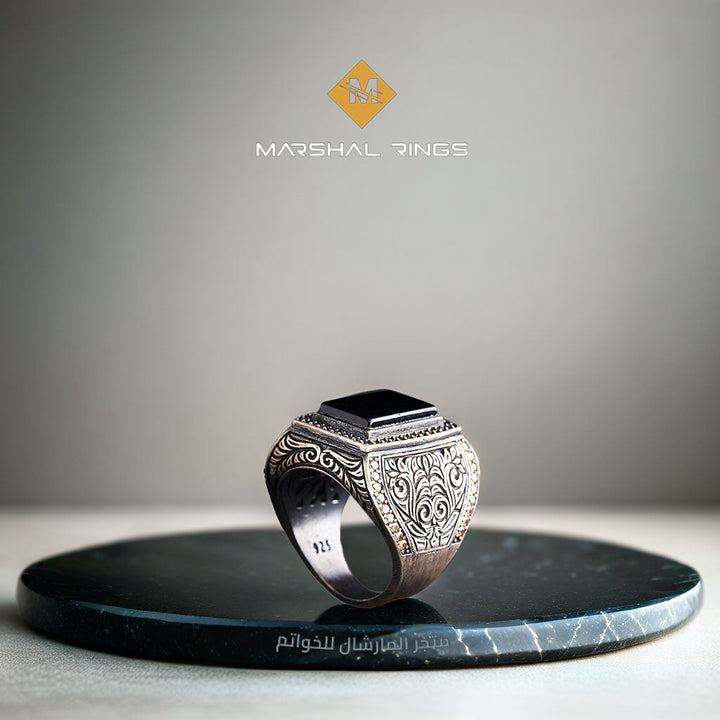 خاتم فضة رجالي 925 مرصع بحجر الأونيكس الأسود مزين بنقش يدوي - متجر المارشال للخواتم الرجالية 2