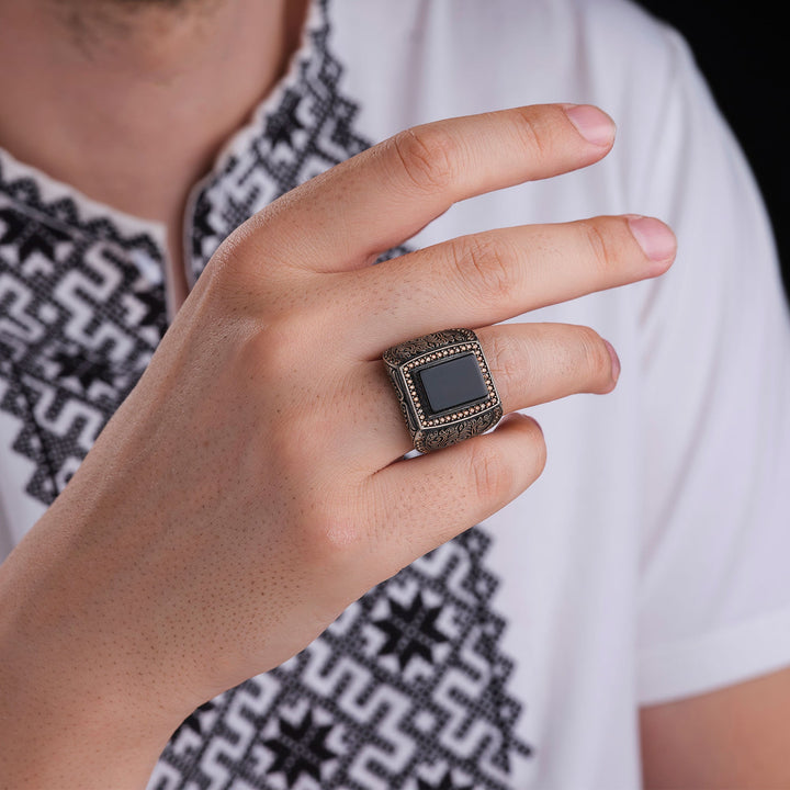 خاتم فضة رجالي 925 مرصع بحجر الأونيكس الأسود مزين بنقش يدوي - متجر المارشال للخواتم الرجالية 3