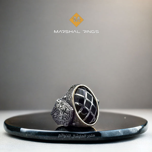 خاتم فضة رجالي 925 مرصع بحجر أسود مزين بنقوش محفورة بدقة على الجانبين - متجر المارشال للخواتم الرجالية 1