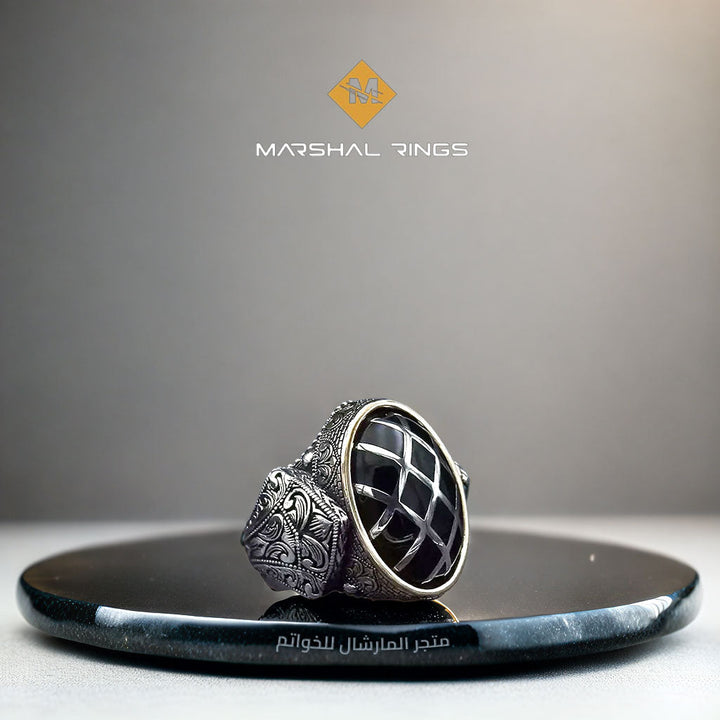 خاتم فضة رجالي 925 مرصع بحجر أسود مزين بنقوش محفورة بدقة على الجانبين - متجر المارشال للخواتم الرجالية 1